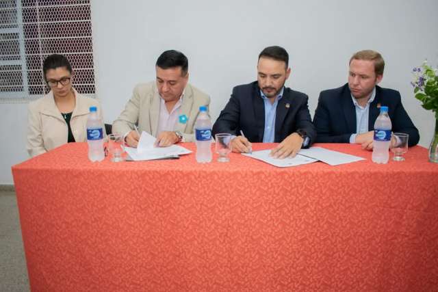 Firma de convenio entre la municipalidad y el ISFD!